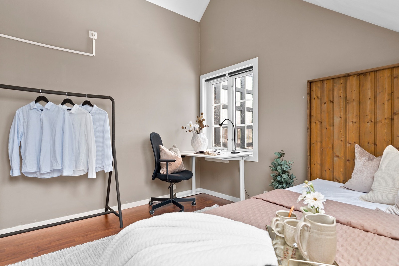 God plass til dobbeltseng, skrivebord og garderobeløsning. Galleribilde