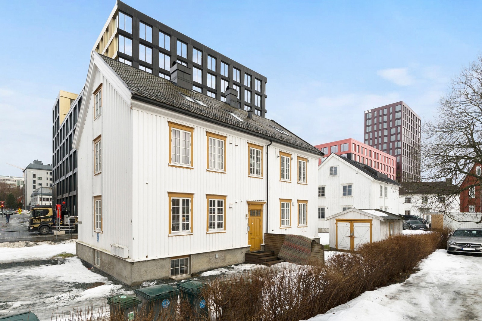 Leiligheten har en utmerket beliggenhet med flere servicefunksjoner og offentlig kommunikasjon like utenfor døren. Fra leiligheten har man svært kort vei til flere høyskoler, bl. a. NTNU Gløshaugen, Handelshøyskolen og NTNU St. Olavs. Galleribilde