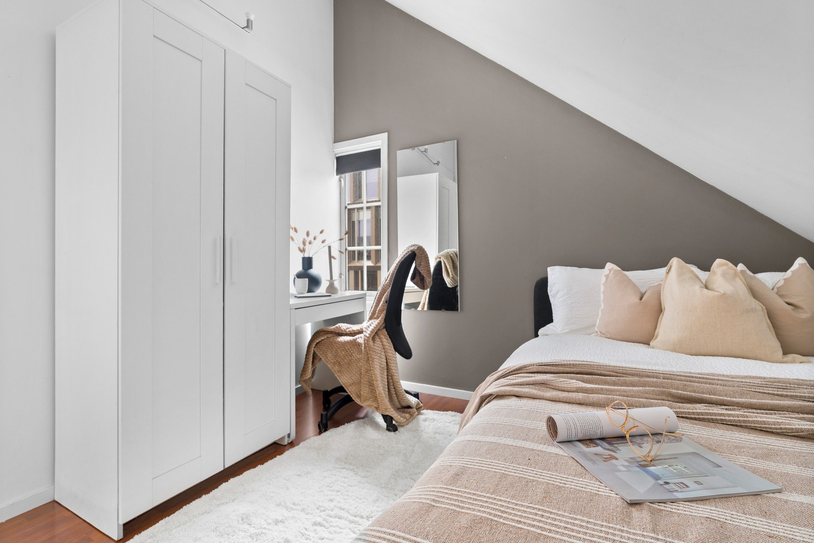 Rommet gir gode muligheter for fleksible og funksjonelle oppbevaringsløsninger. Galleribilde