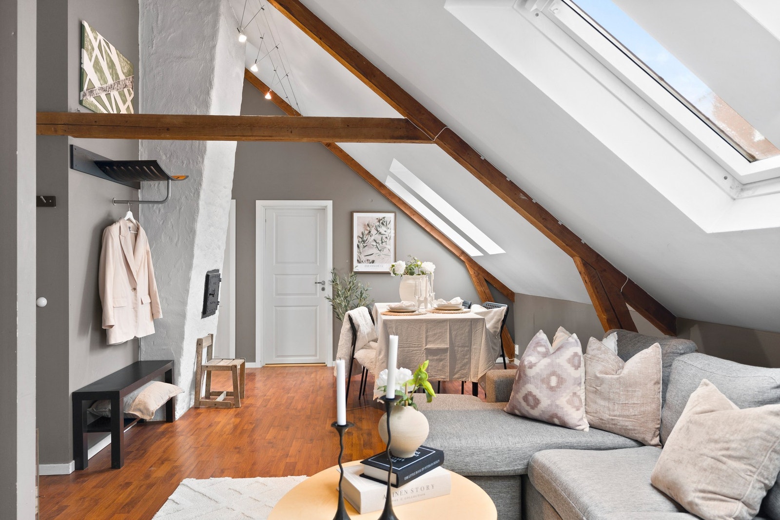 Leiligheten byr på god takhøyde, og takvinduene slipper inn rikelig med naturlig lys gjennom hele dagen. Galleribilde