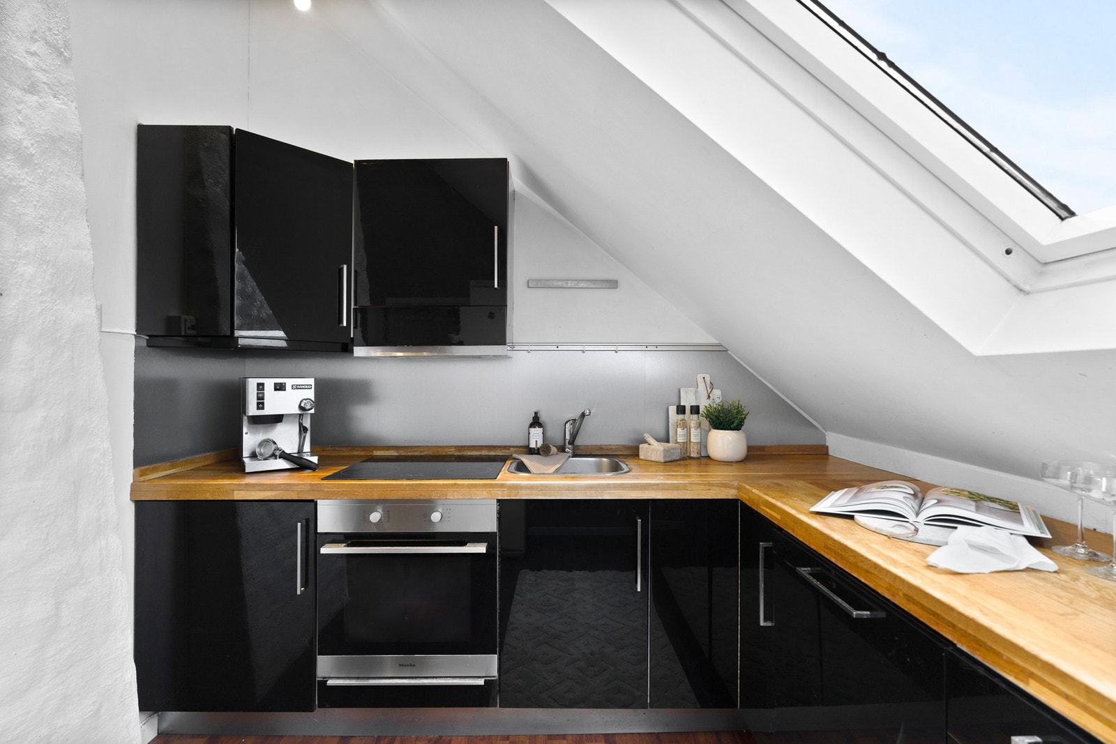 Kjøkkenet har integrerte hvitevarer som platetopp, stekeovn og oppvaskmaskin. Galleribilde