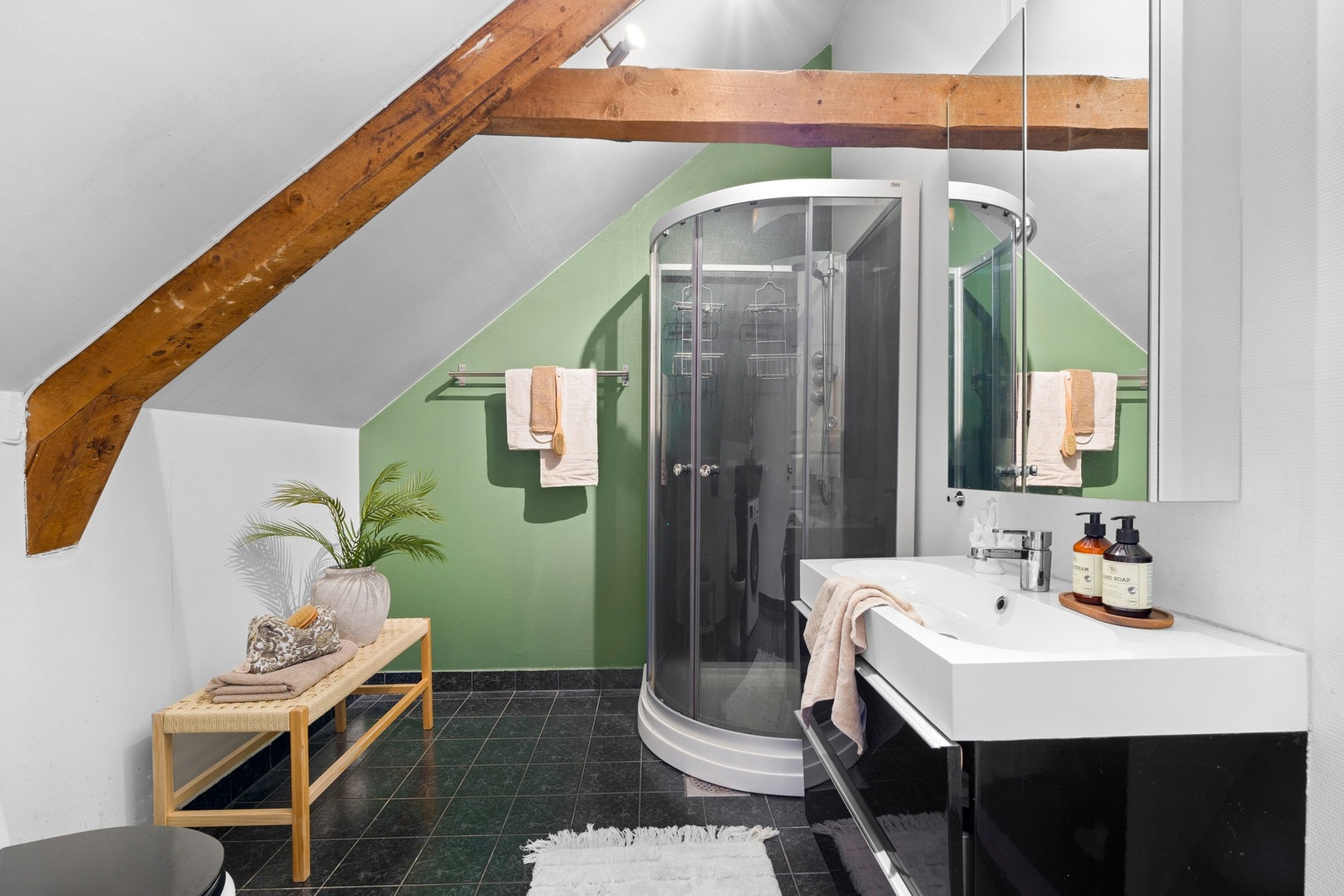 Romslig baderom på 6 m². Galleribilde