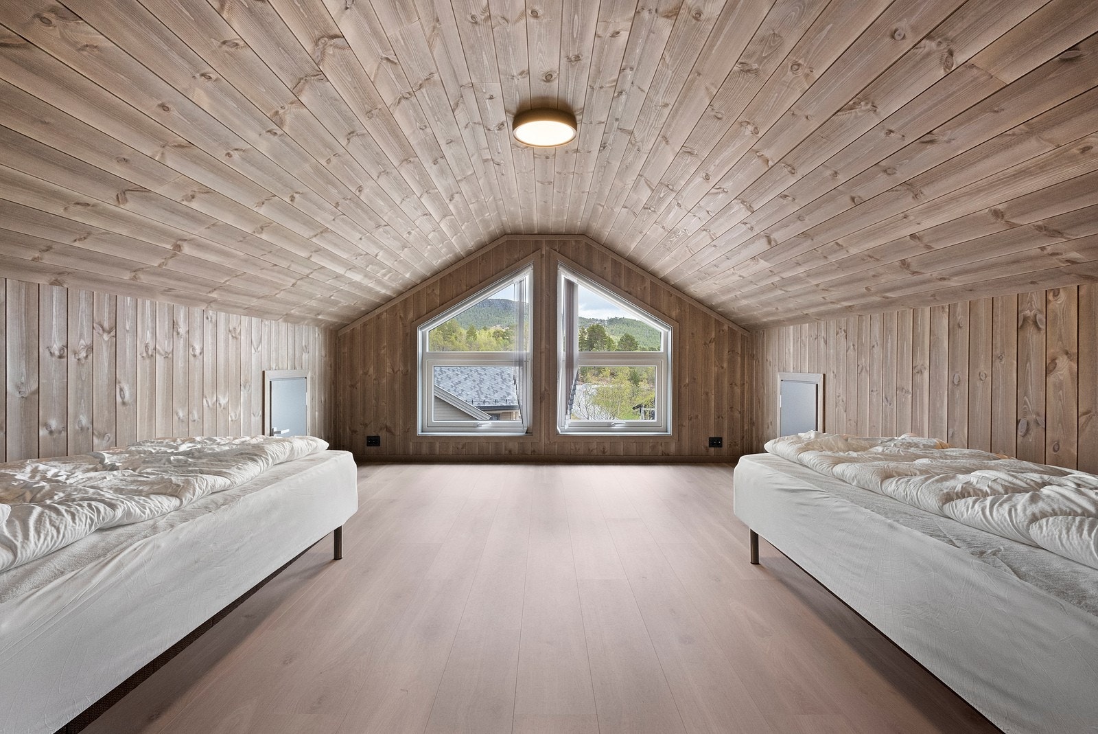 Hems / loftstue. Her er det også ekstra oppbevaringsplass i raftekott. Galleribilde