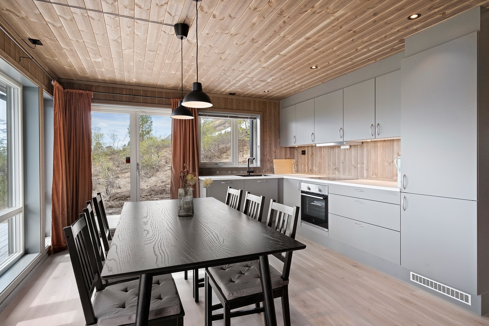 Lekkert og moderne kjøkken med integrerte hvitevarer. Galleribilde