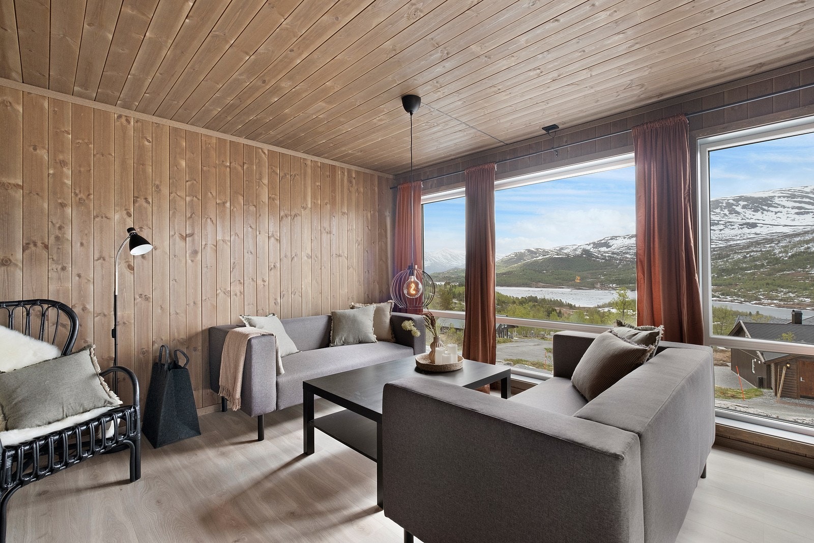 Meget innbydende stue med flott utsikt. Galleribilde