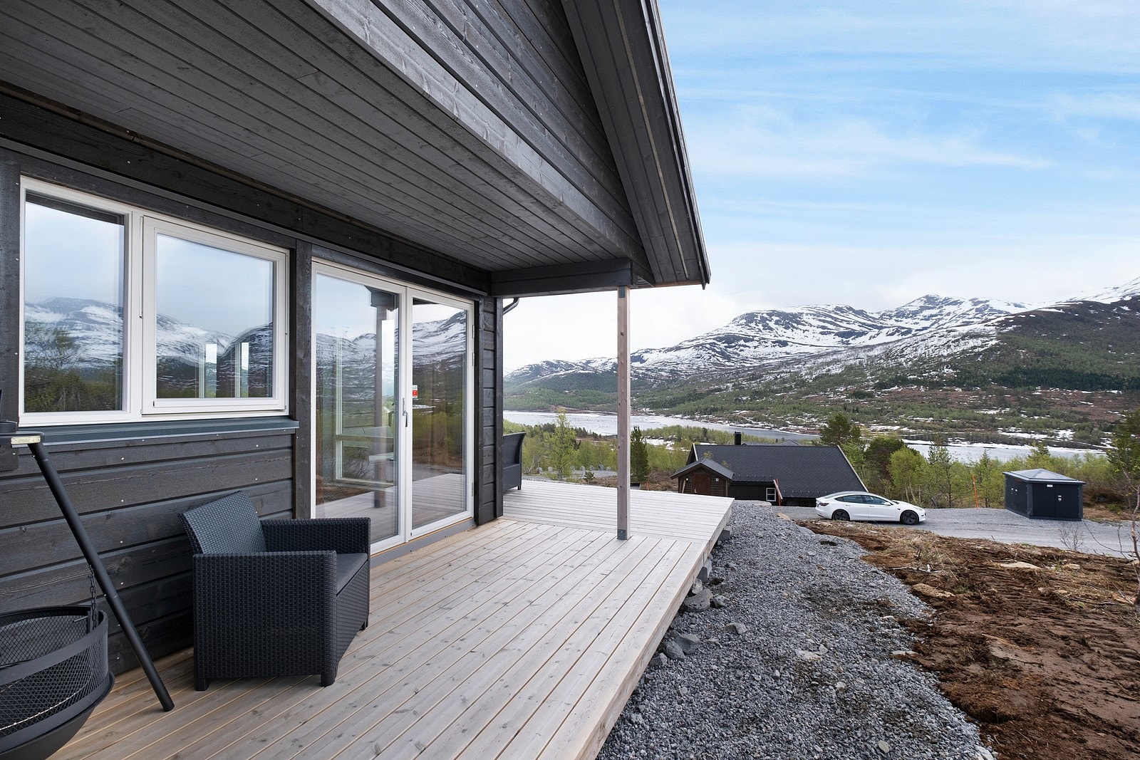 Flott terrasse med nydelig utsikt og sør-vestvendt orientering. Galleribilde