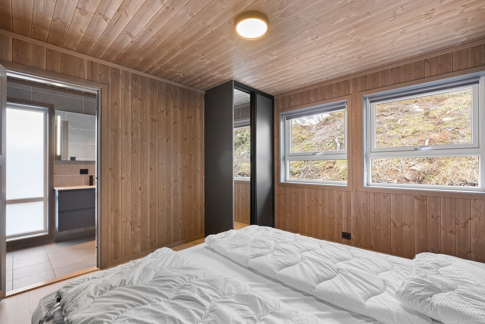 Romslig hovedsoverom med garderobeskap og tilgang til eget bad. Galleribilde