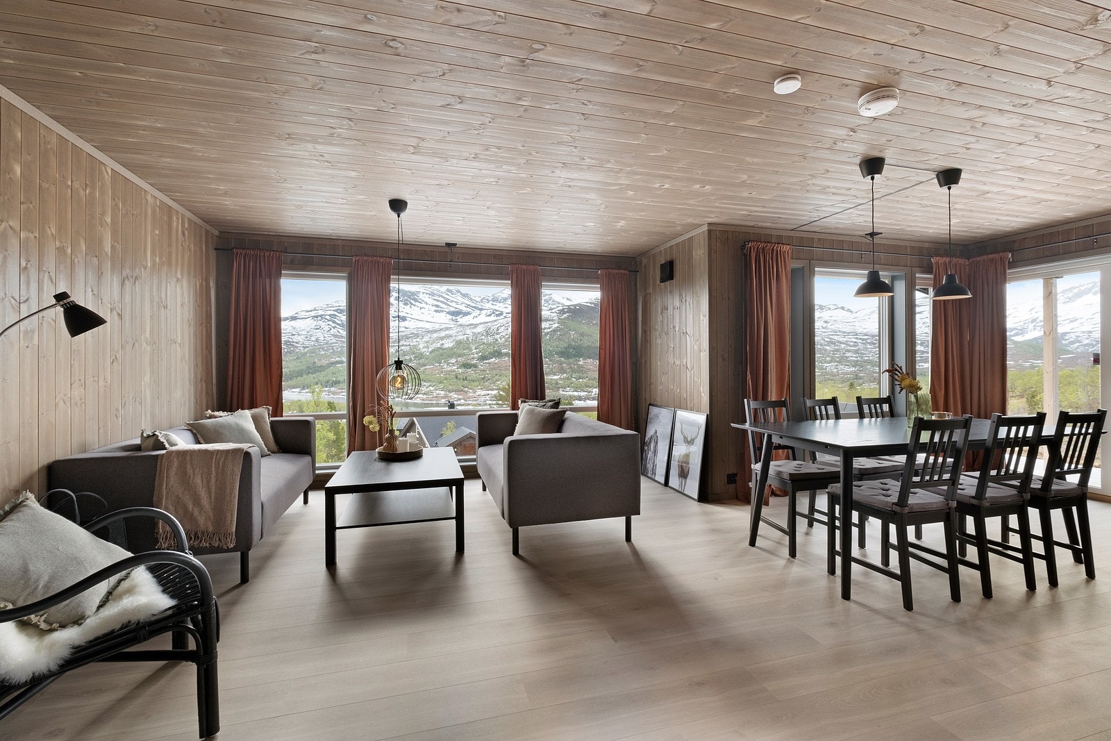 Romslig stue- og kjøkkenløsning Galleribilde