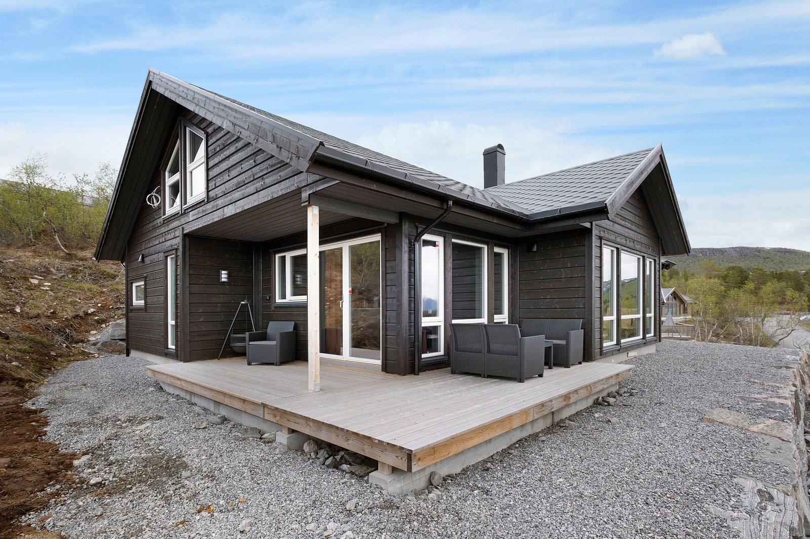 Flott terrasse med nydelig utsikt og sør-vestvendt orientering. Galleribilde