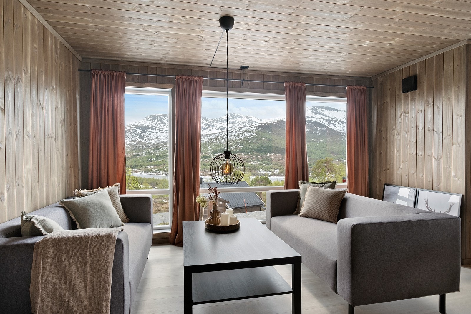 Meget innbydende stue med flott utsikt. Galleribilde