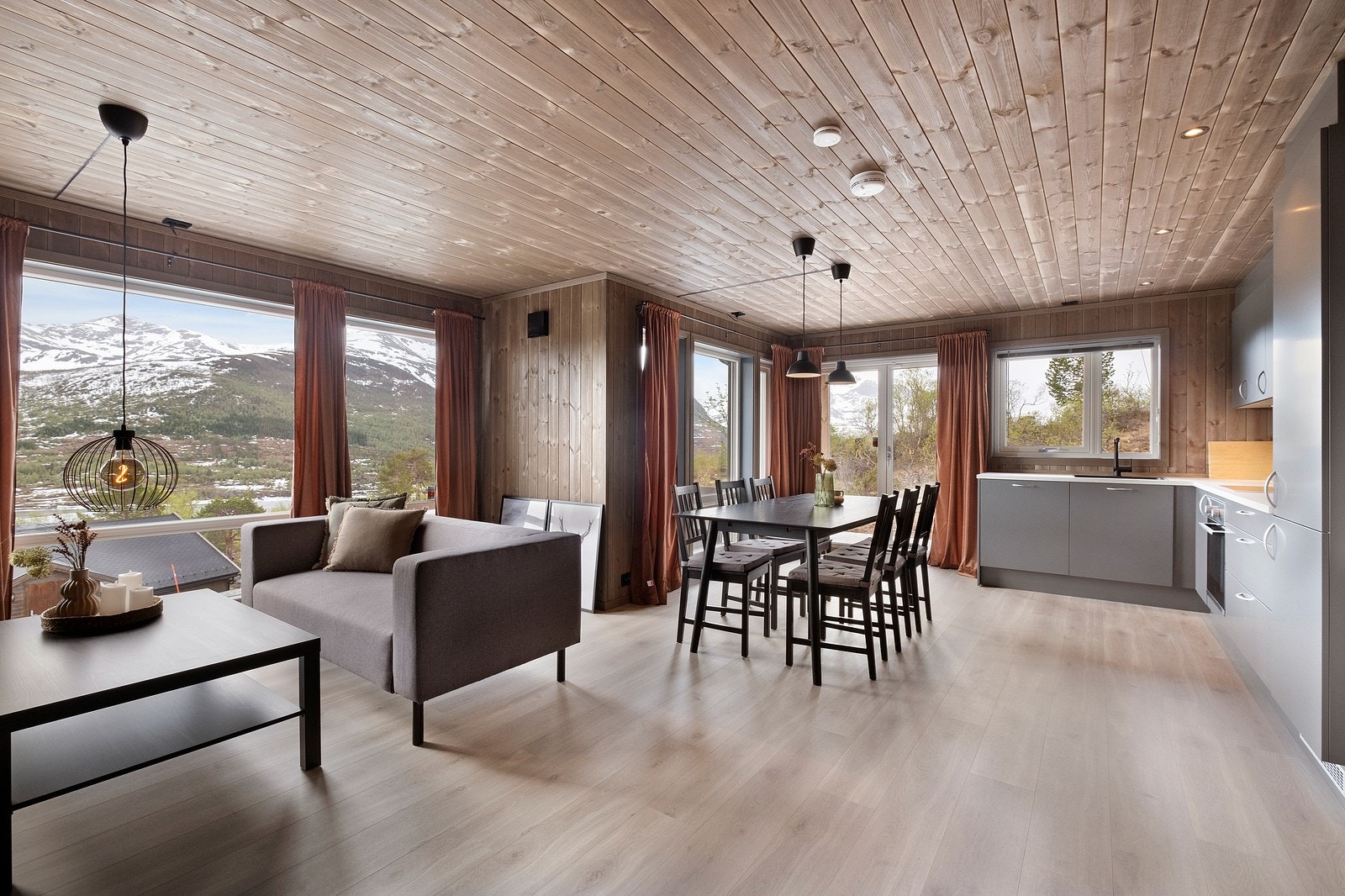 Stue og kjøkken i åpen løsnng. Flott utsikt og store vindusflater Galleribilde