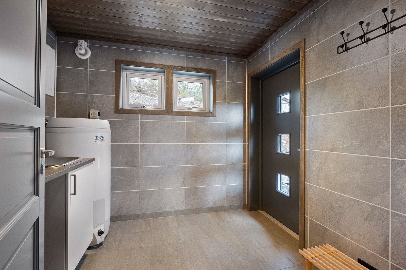 Praktisk vaskerom. Rommet fungerer også som alternativ inngang. Galleribilde