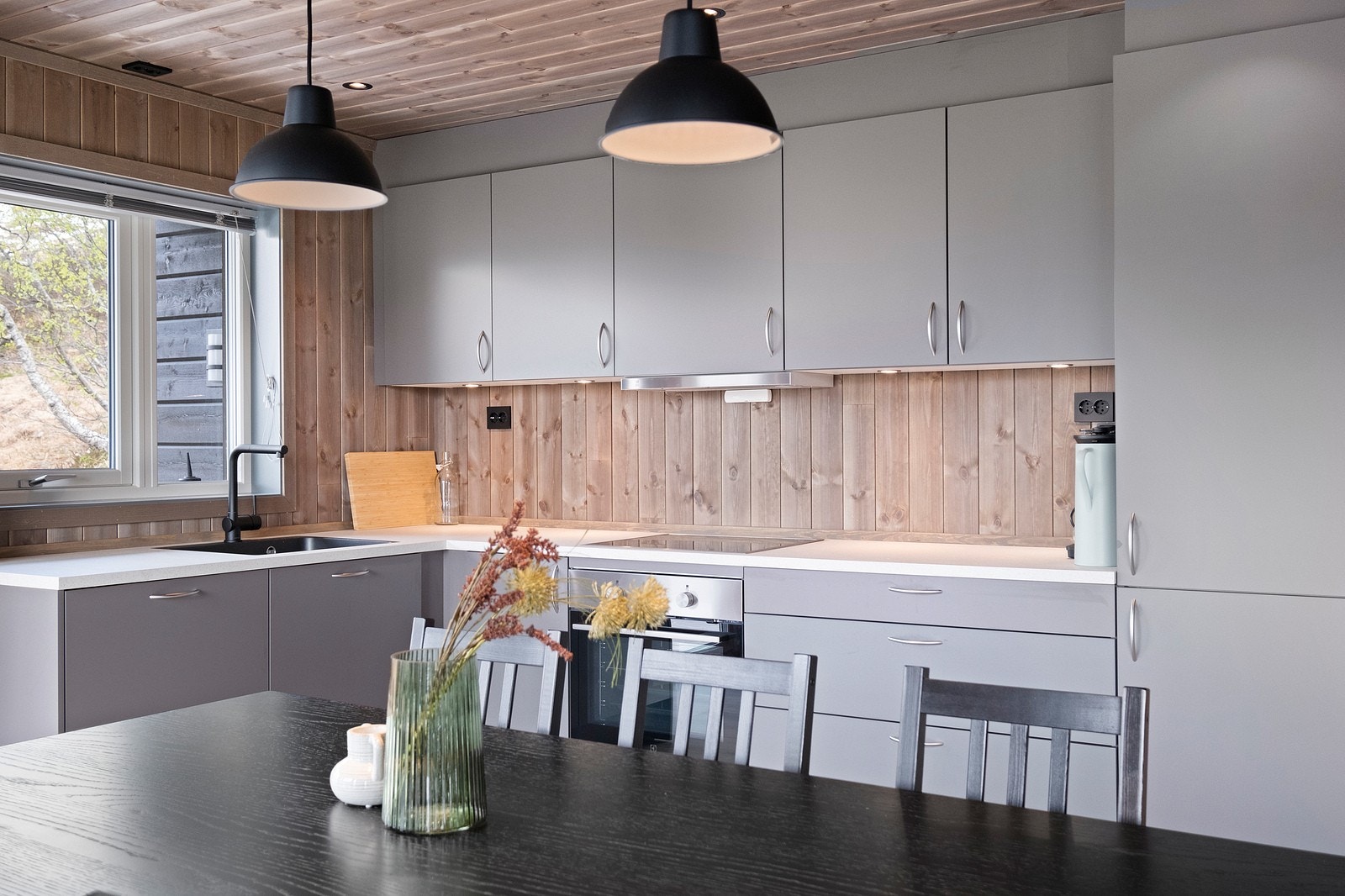 Lekkert og moderne kjøkken med integrerte hvitevarer. Galleribilde