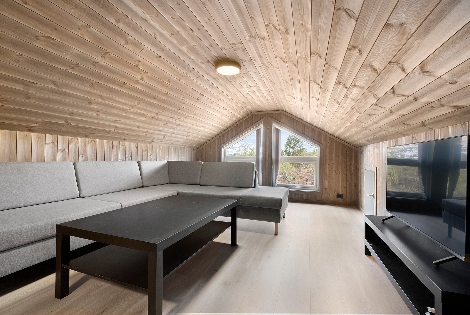 Hems / loftstue. Her er det også ekstra oppbevaringsplass i raftekott. Galleribilde