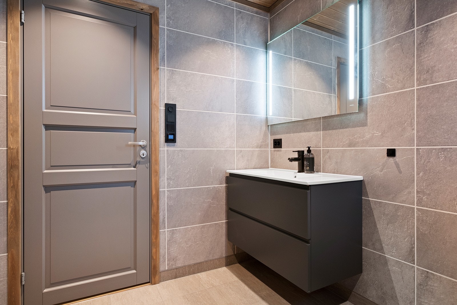 Meget pent og moderne bad med tidsriktige fargevalg og løsninger med bla. svarte detaljer og waterfall-dusj. Galleribilde