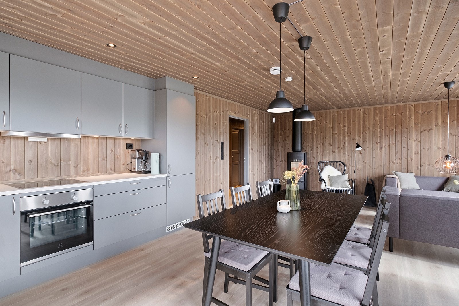 Lekkert og moderne kjøkken med integrerte hvitevarer. Galleribilde