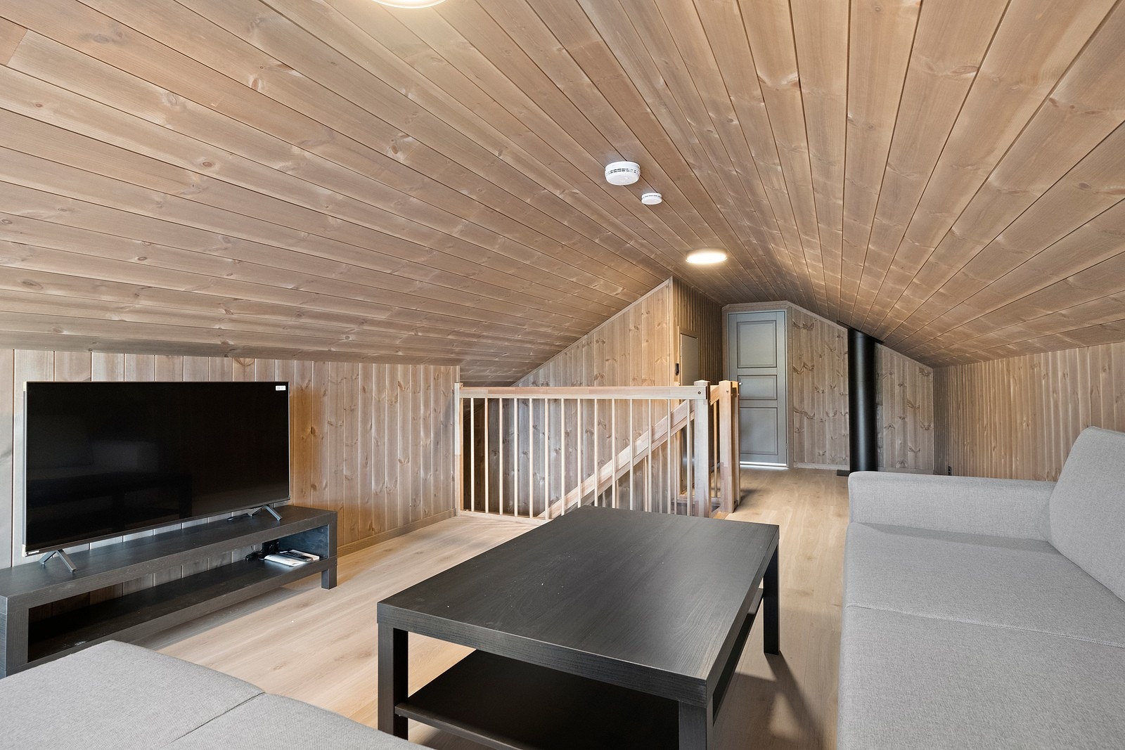 Hems / loftstue. Her er det også ekstra oppbevaringsplass i raftekott. Galleribilde