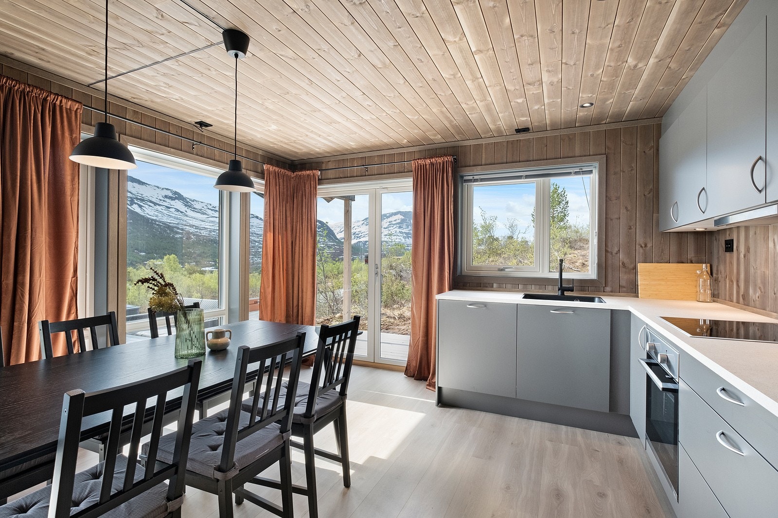 Lekkert og moderne kjøkken med integrerte hvitevarer. Galleribilde