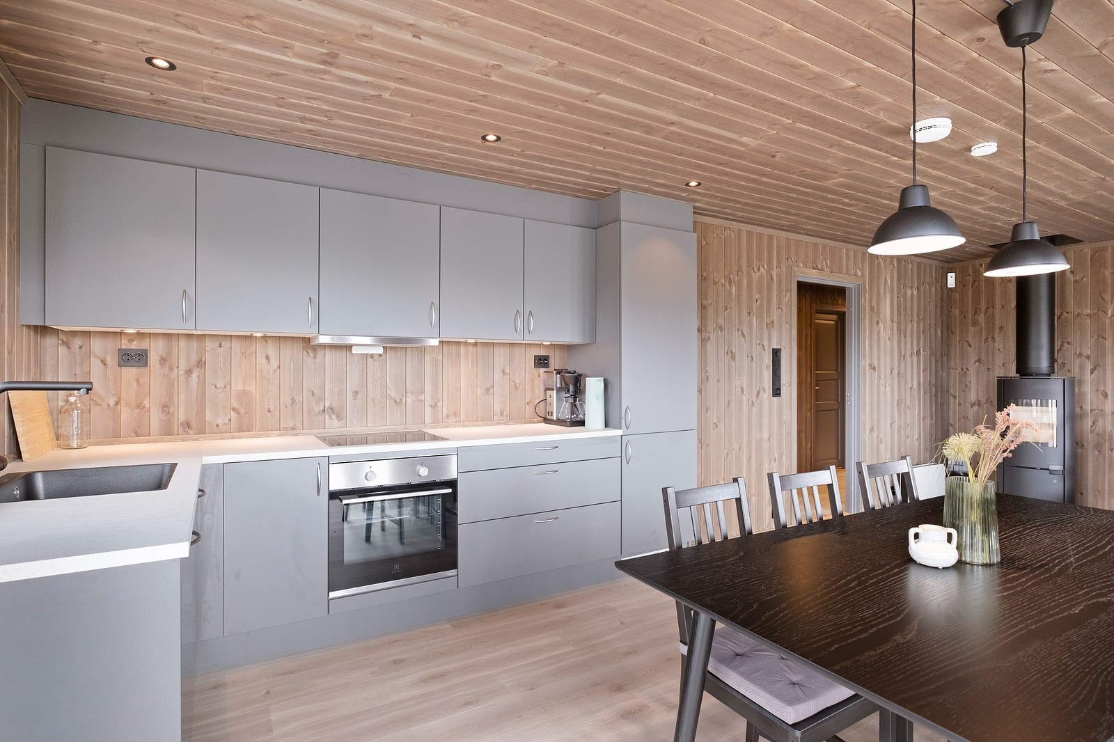 Lekkert og moderne kjøkken med integrerte hvitevarer. Galleribilde