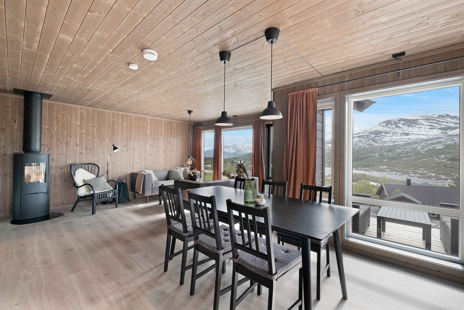 Lekkert og moderne kjøkken med integrerte hvitevarer. Flott utsikt fra spisestedet Galleribilde