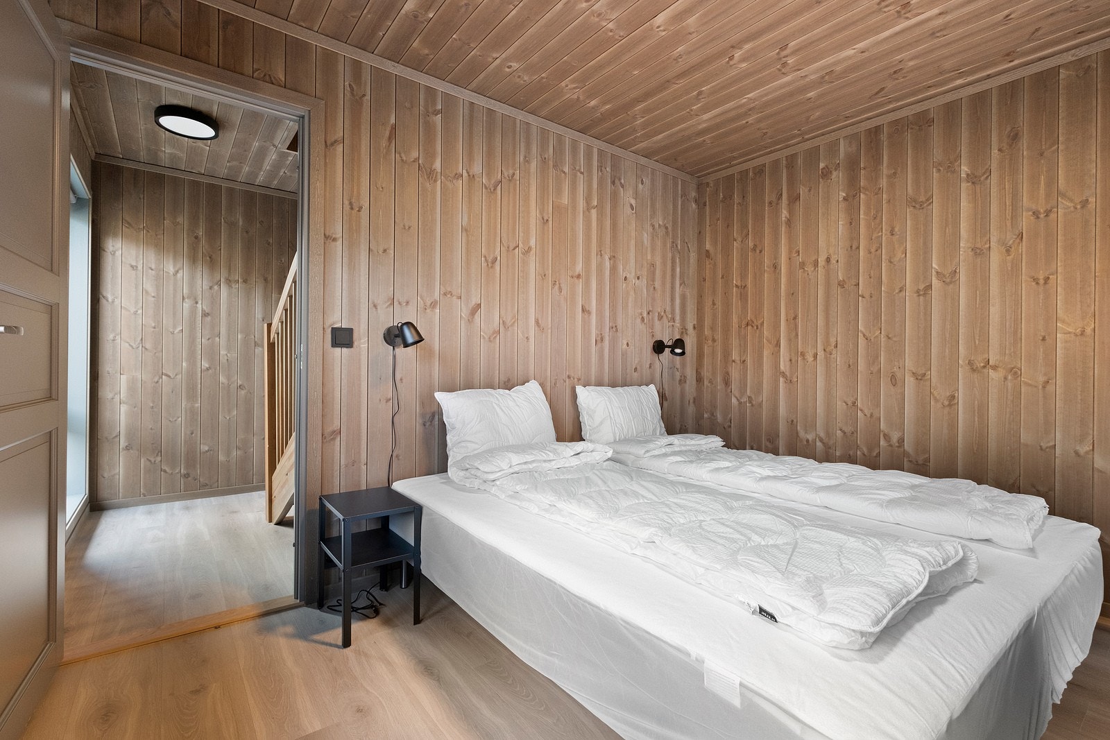 Romslig hovedsoverom med garderobeskap og tilgang til eget bad. Galleribilde