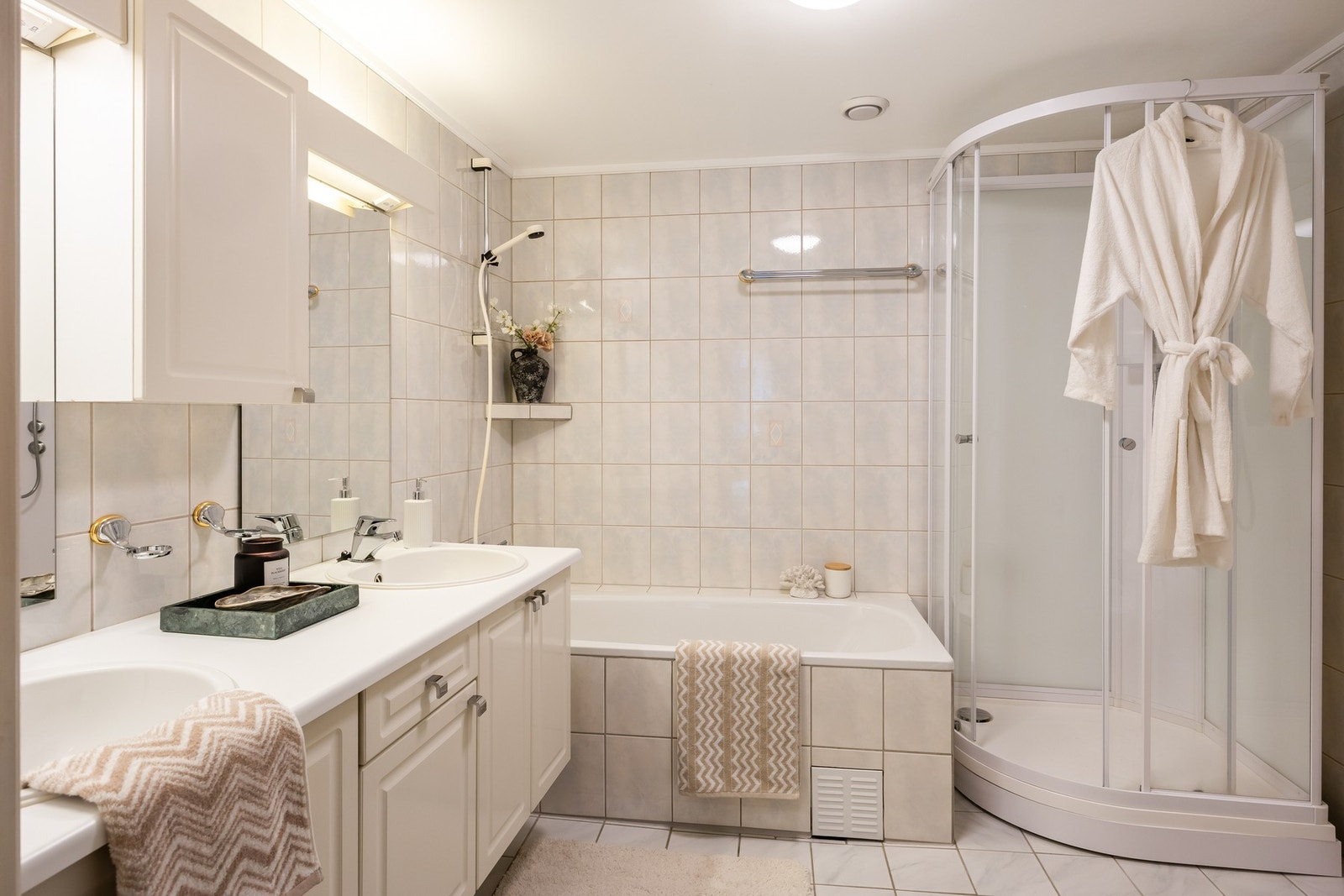 Romslig flislagt bad på 6,9m². Varme i gulv. Galleribilde