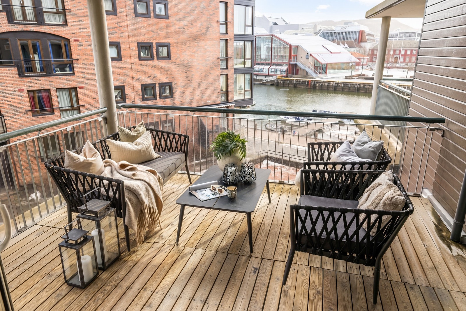 Fra stuen er utgang til syd/vest vendt veranda på 14m². Galleribilde