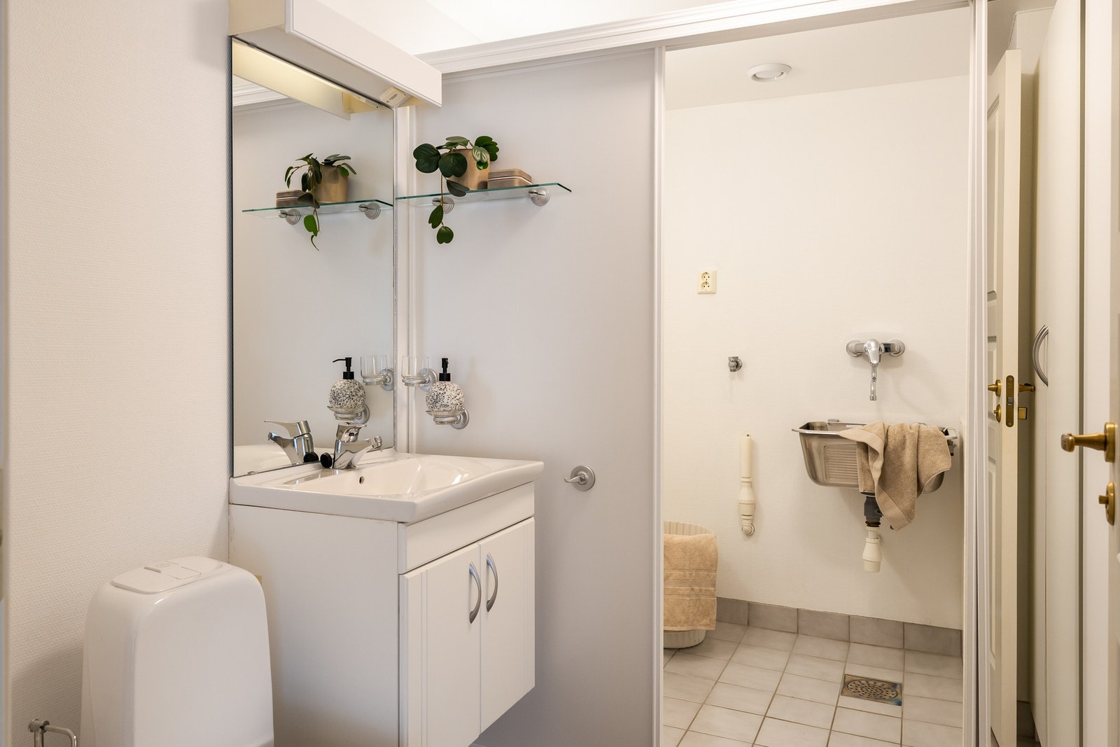 Toalettrom med skyvedører som avgrenser inn til vaskerom. Galleribilde