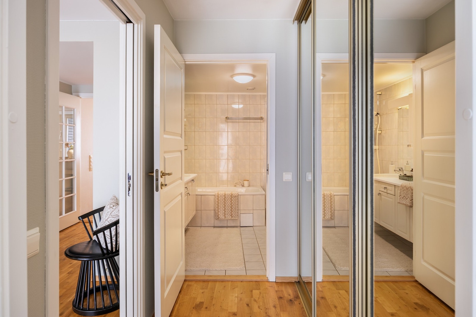 Hovedsoverommet på 11,5m² er tilknyttet en masteravdeling med eget bad og garderoberom. Galleribilde