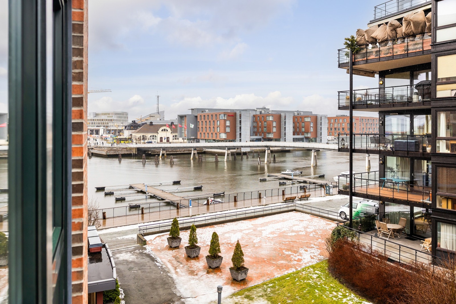 Alle soverommene vender nord/øst-over mot rolige omgivelser. Galleribilde