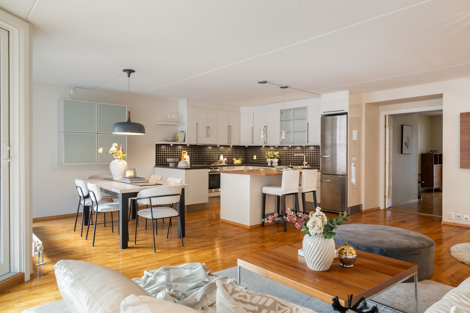 Stuen har god plass til både sofagruppe og større spisebord. Galleribilde