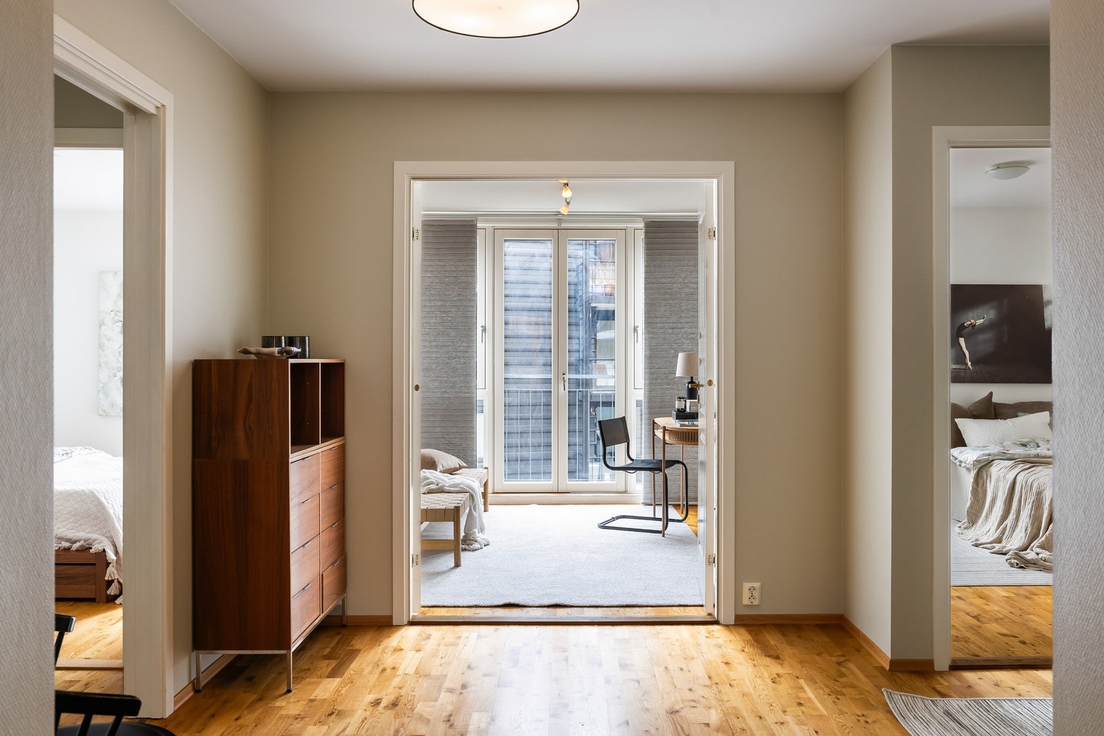 Soverom 2 har doble dører ut mot hall og gjennomlys gjennom hele leiligheten. Dette rommet egner seg godt som soverom, kontor, bibliotek eller liten stue. Galleribilde