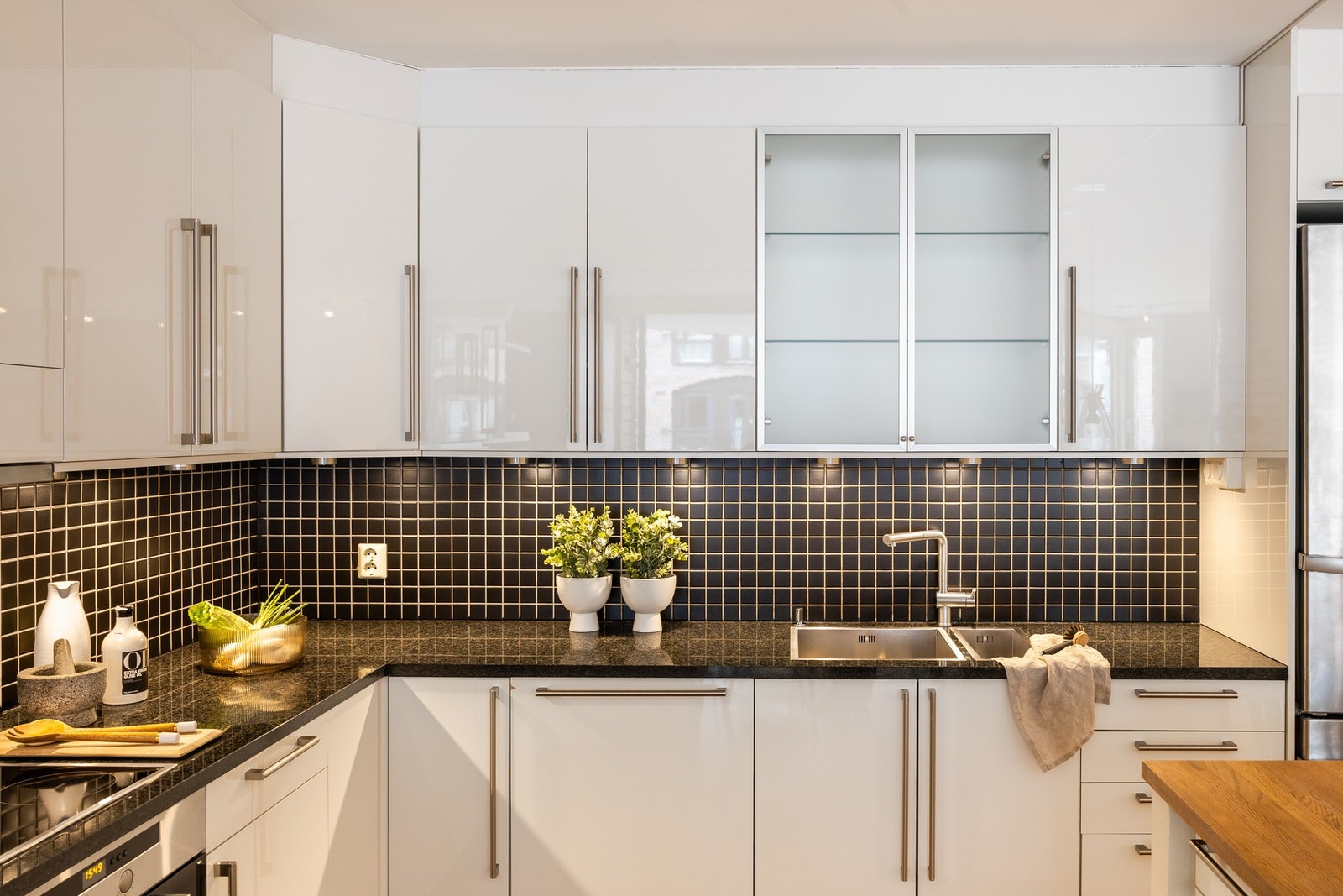 Innredningen har benkeplate i stein, samt heltre eik på kjøkkenøy. Galleribilde