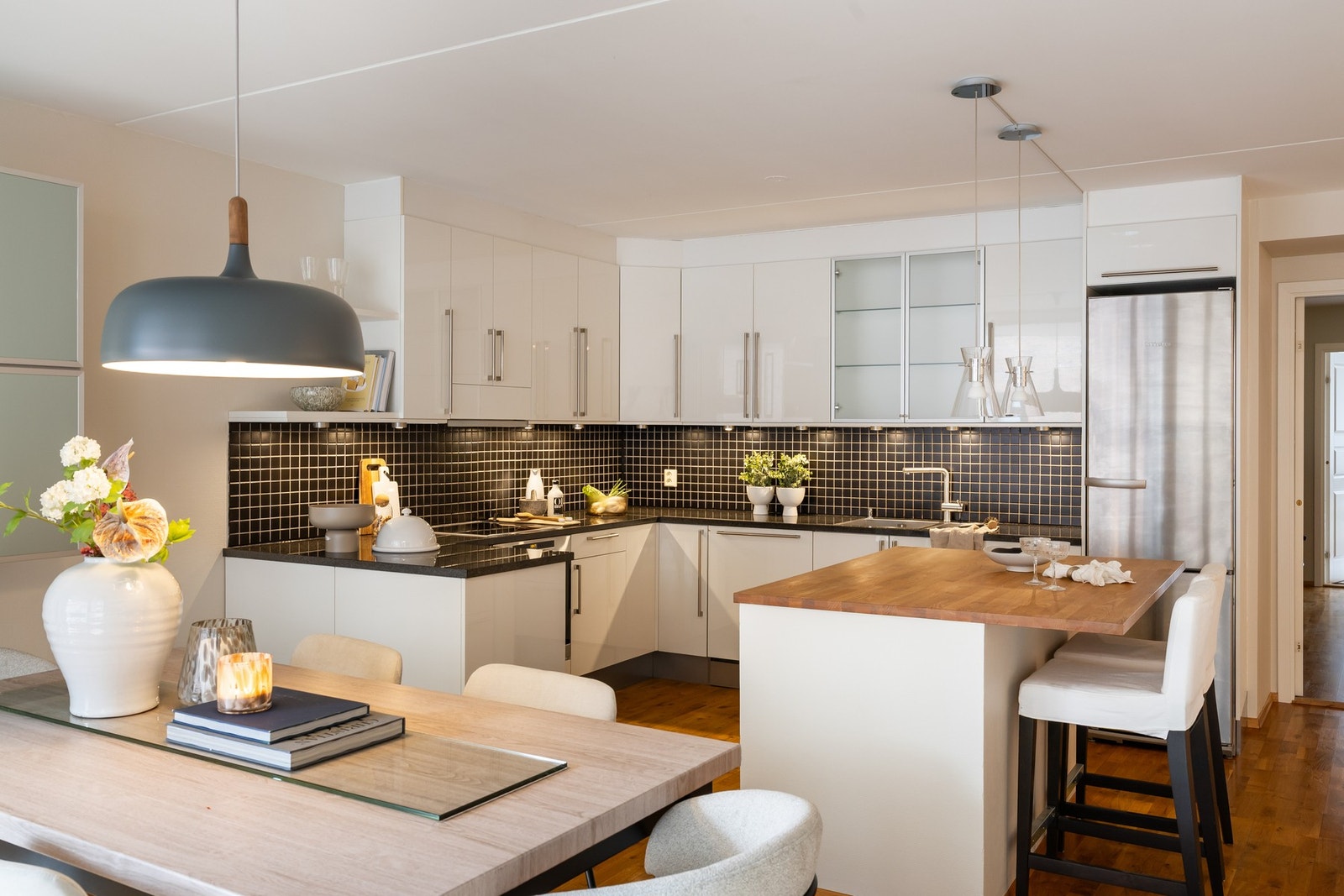 Innredningen har integrert stekeovn, platetopp, vinskap og oppvaskmaskin. Frittstående kjøl-/fryseskap vil medfølge i handelen. Galleribilde