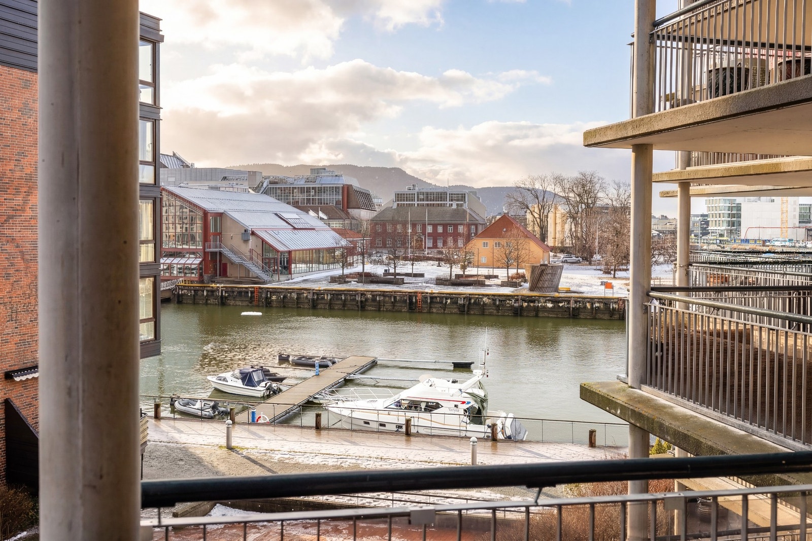 Her har man nydelig utsikt mot Nidelva og gode solforhold fra ca. kl 10 til 19:30 på sommerstid. Galleribilde