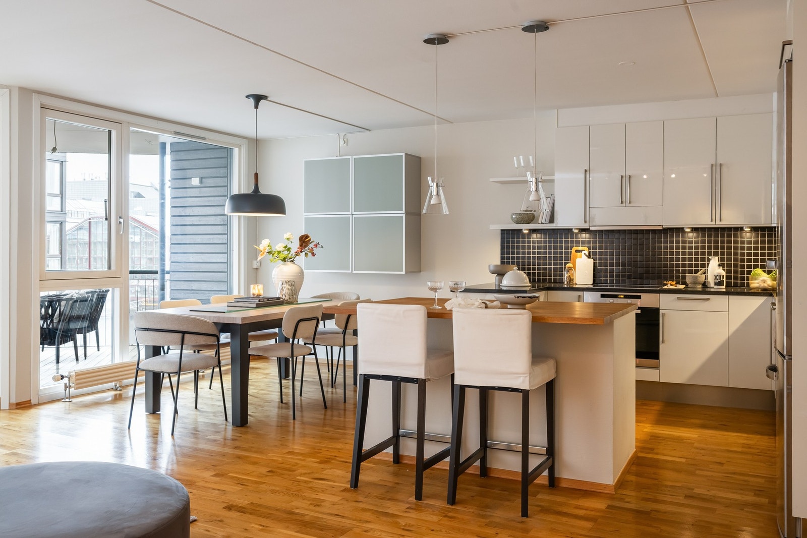 HTH innredning i hvit høyglans fra ca. 2006. Galleribilde