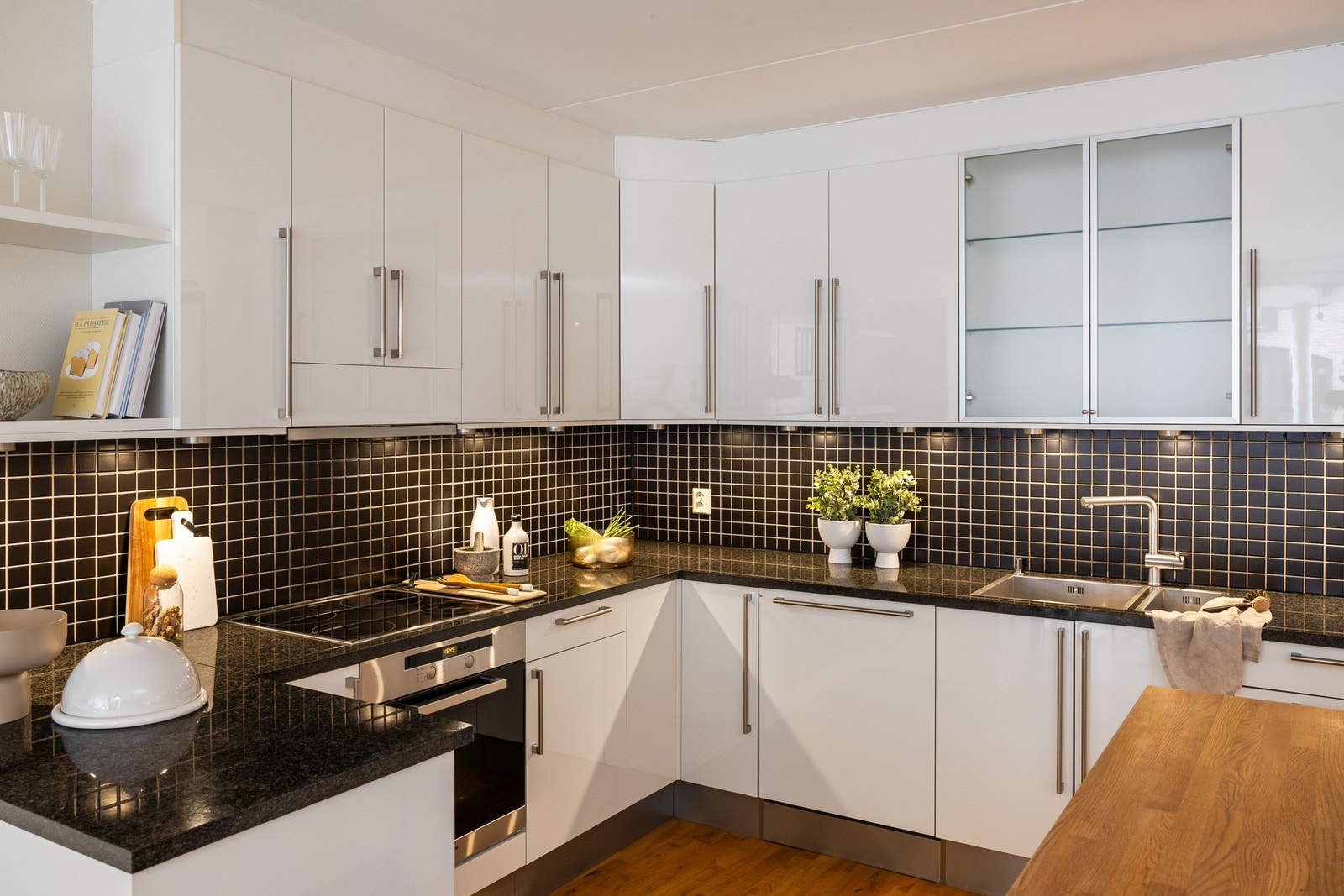 Innredningen har en kjøkkenøy som gir ekstra godt med både oppbevarings- og benkeplass. Galleribilde