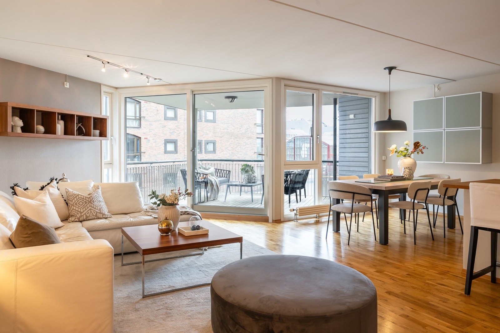 Stor stue og kjøkken i åpen løsning på hele 47,5m². Galleribilde