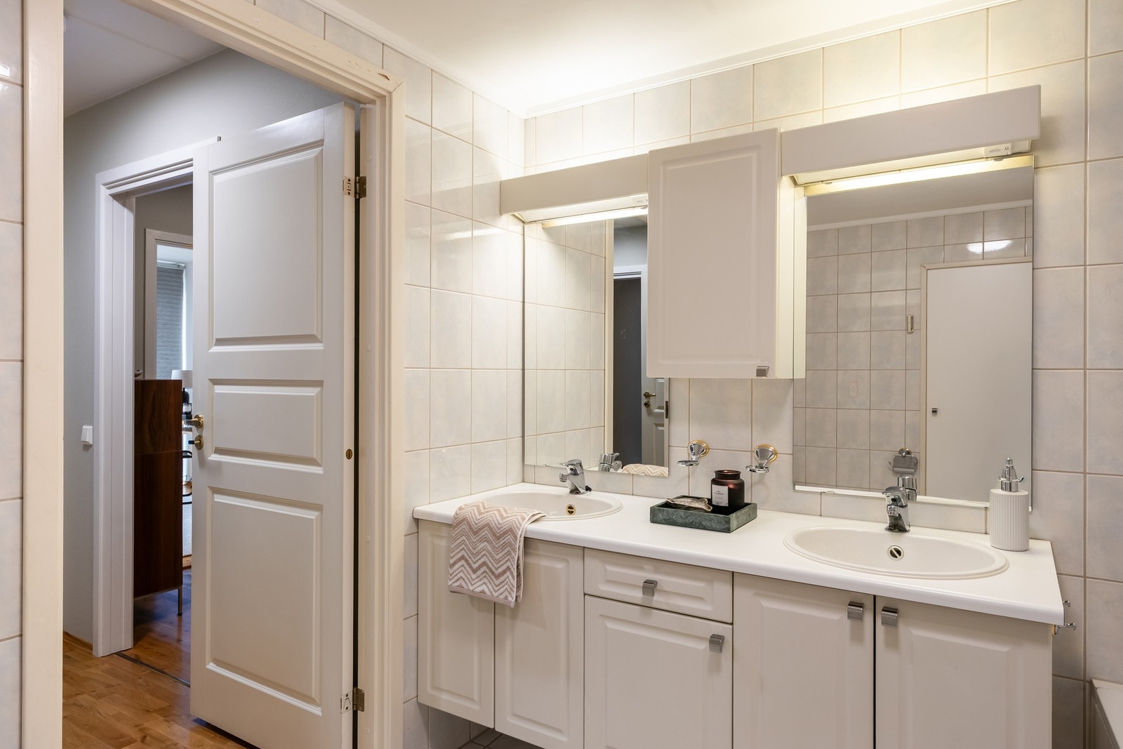 Her er baderomsinnredning med dobbel servant, toalett, dusjkabinett, badekar og bidé. Galleribilde