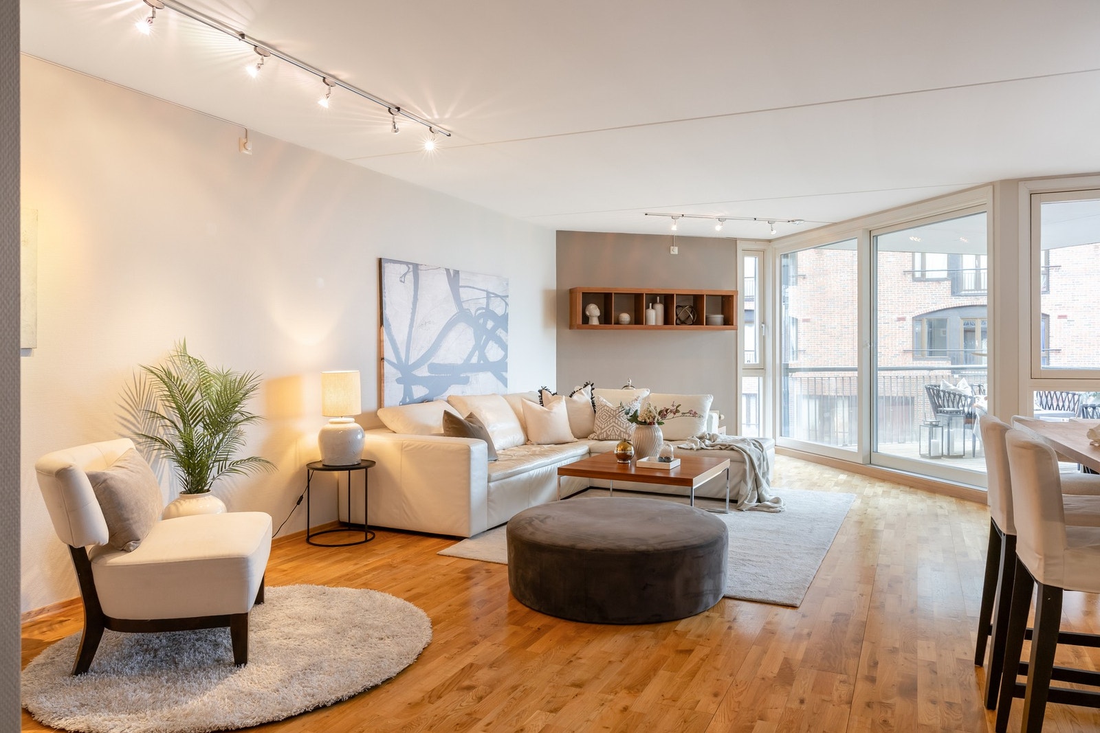 Stuen nyter godt av store vindusflater. Galleribilde