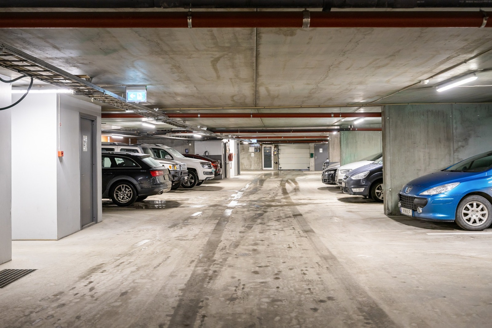 Fast p-plass i garasjekjeller. Etablert elbil-lader. Galleribilde