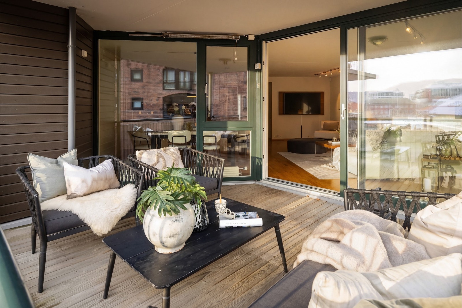 Privat veranda på 14m² med sol fra ca. kl. 10-19:30 på sommerstid Galleribilde