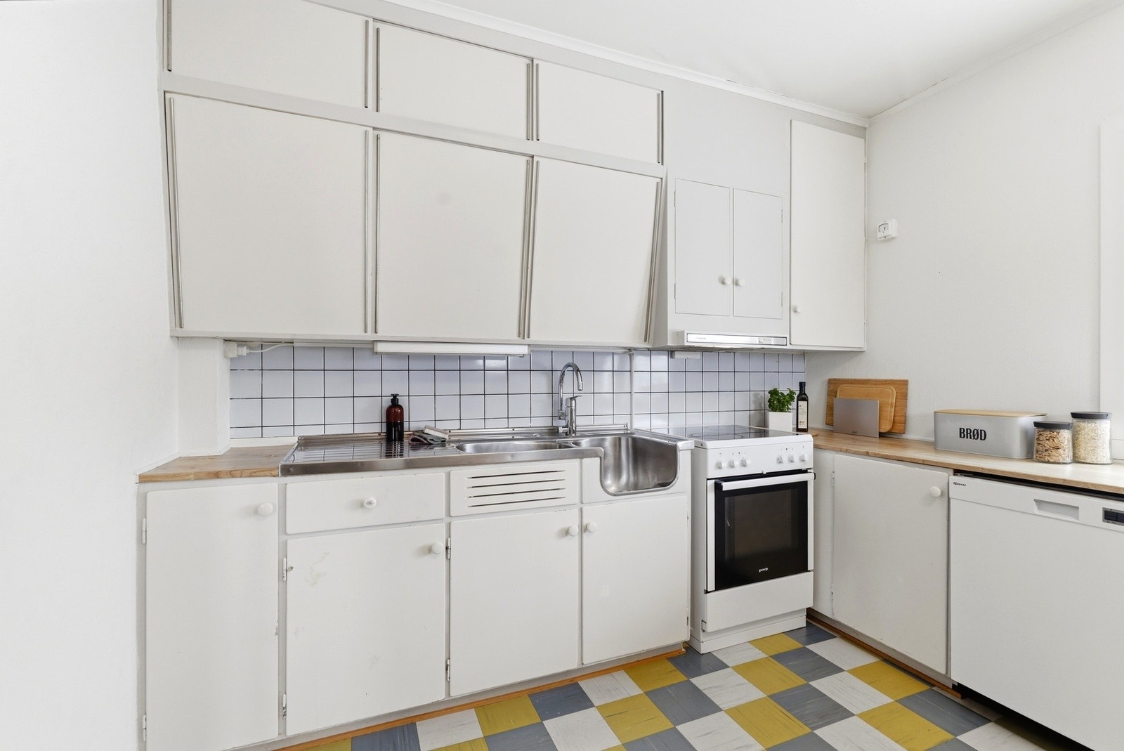 Godt utbygget kjøkken med god skap- og benkeplass. Galleribilde