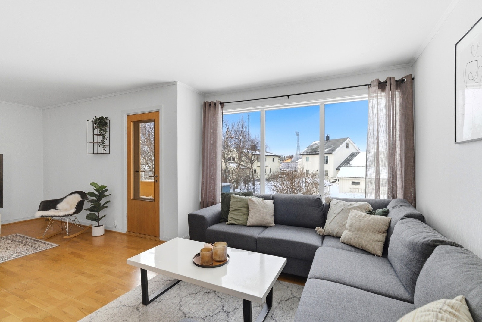 Store vindusflater som slipper inn godt med naturlig lys i rommet. Galleribilde