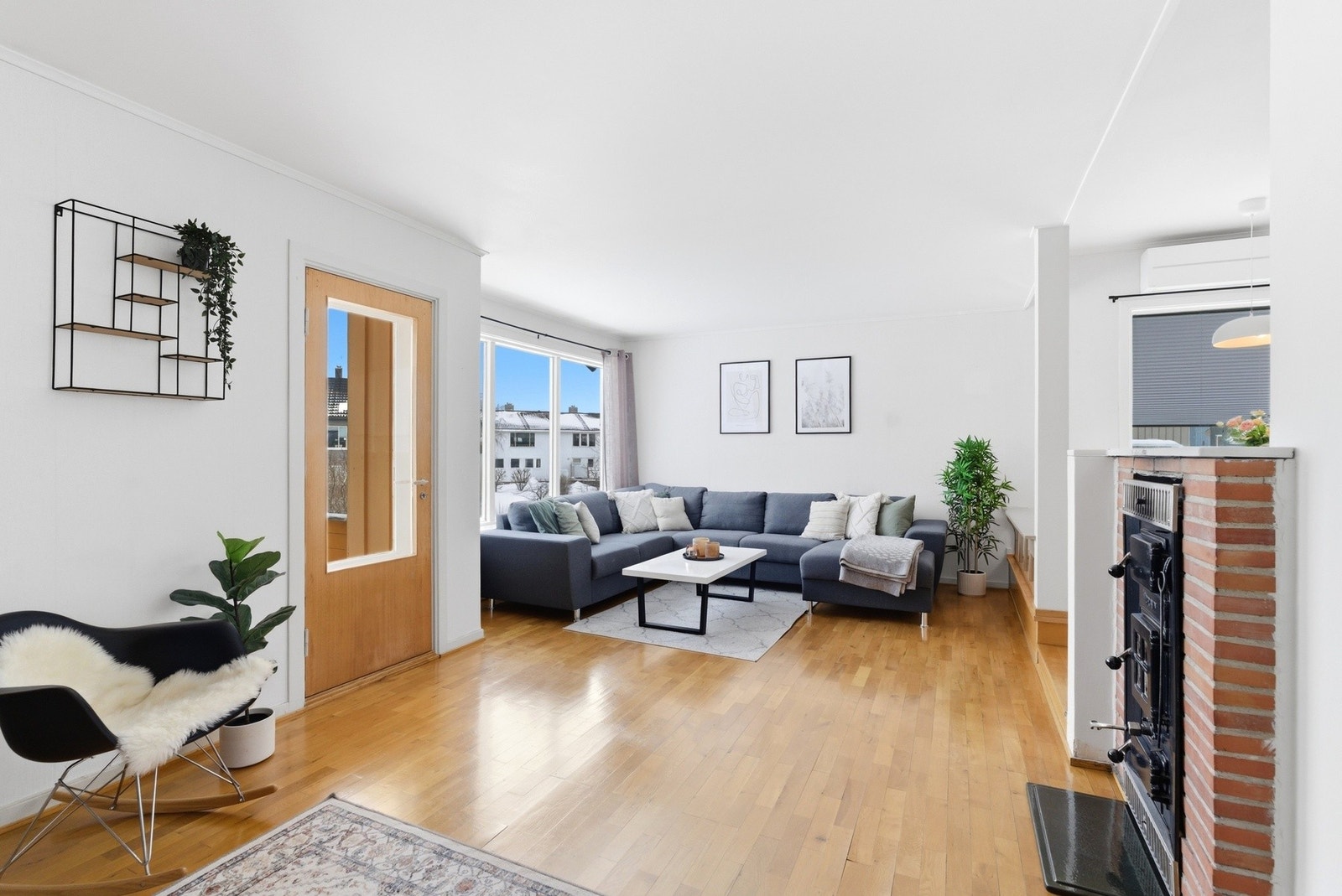 Utgang til balkong fra stuen. Galleribilde