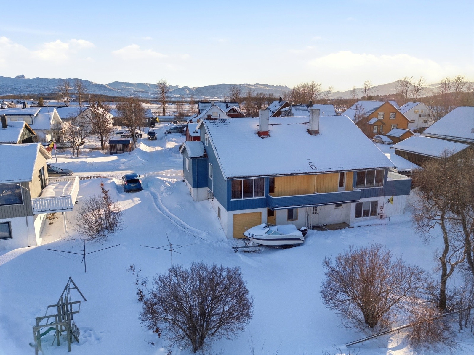 Meget romslig hage, med gode lys og solforhold. Galleribilde