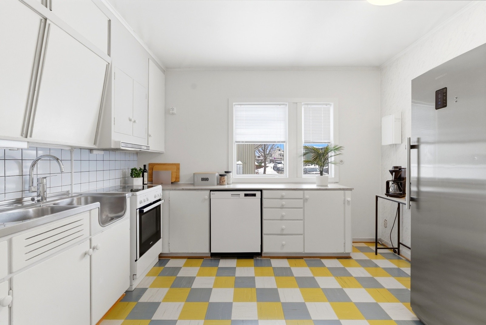 Kjøkkenet ligger adskilt i eget rom. Galleribilde