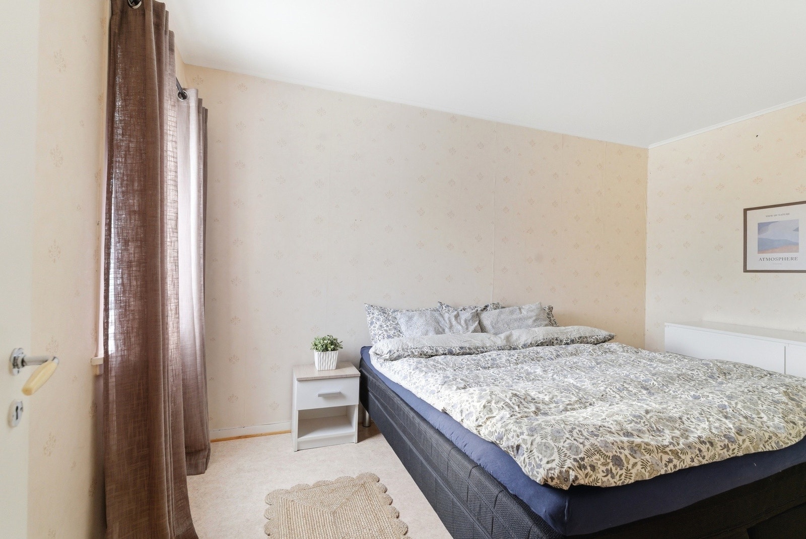 Soverom 1 med god plass til dobbeltseng. Galleribilde