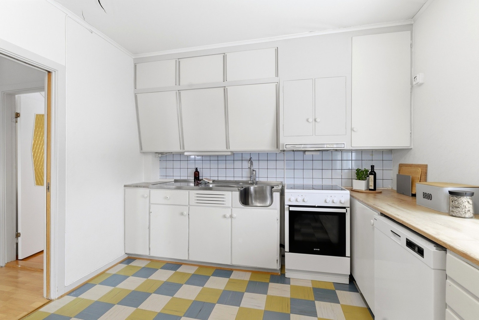 Takhøy innredning med skråstilte skyvedører. Galleribilde