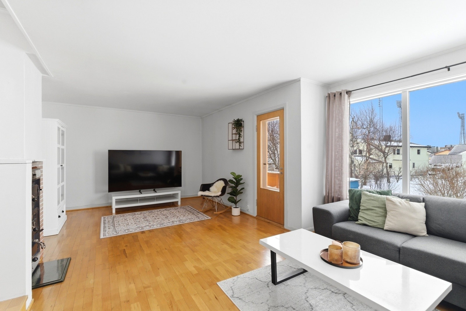 Stuen har parkett på gulvet og lysmalte vegger. Galleribilde